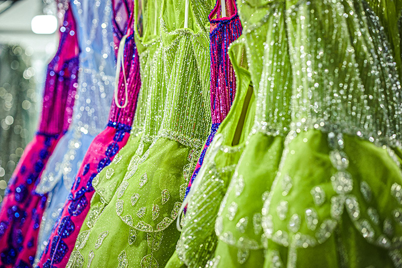 Designer esquissant un concept de robe