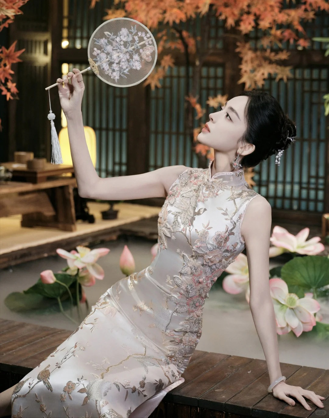 Qipao chinois bordeaux à détails brodés