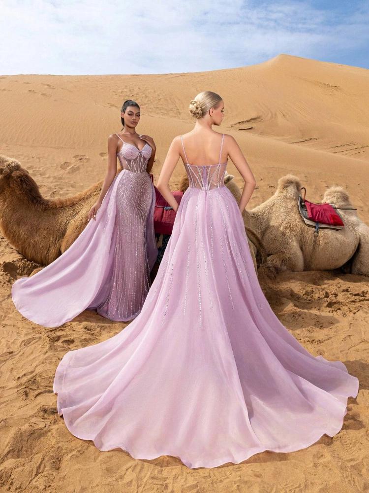 Robes de bal blush photographiées dans un décor désertique
