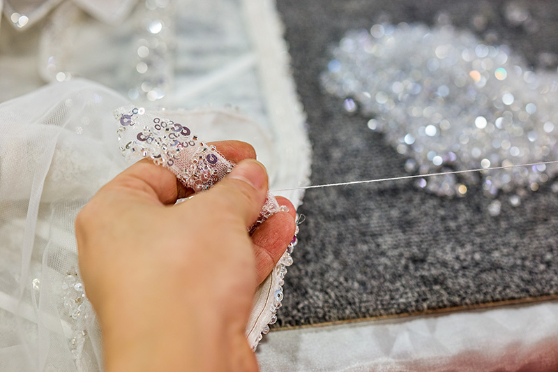 Buste de robe de couture avec coussin à épingles pendant le perlage