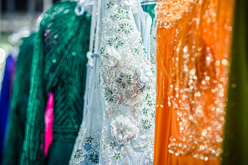 Un rail de robes colorées à ornementation