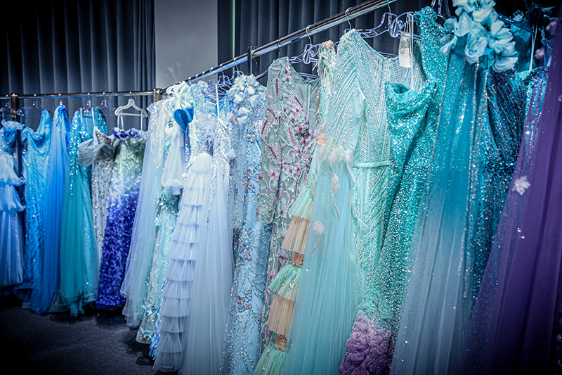 Rangs de robes finies suspendus à des rails